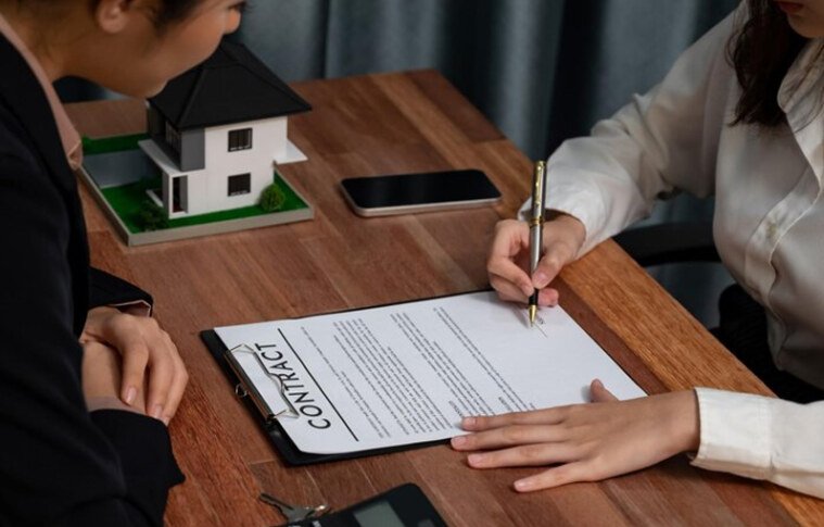 How does Easy Home Conveyancing coordinate with real estate agents to streamline the process of selling residential property?