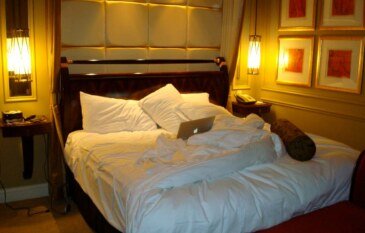 What Are the Latest Trends in Hotel Bedding?